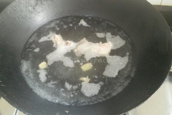 鲫鱼排骨汤的做法图解3