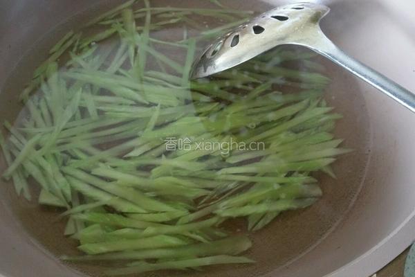 凉拌莴笋丝儿的做法图解2