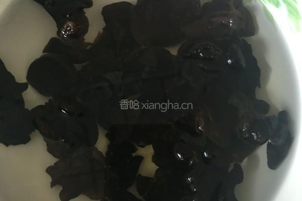 丝瓜炒木耳的做法图解2