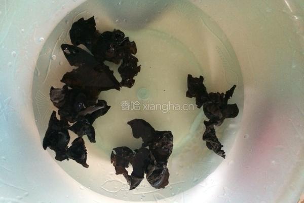 木耳炒腐竹。的做法图解3