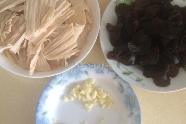 木耳炒腐竹。的做法图解6