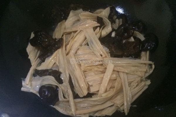 木耳炒腐竹。的做法图解11