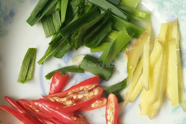 香辣高笋炒腊牛肉的做法图解2