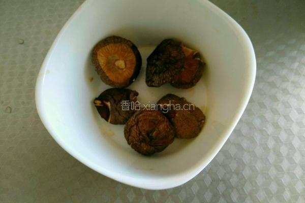 红蘑炒土豆片的做法图解2