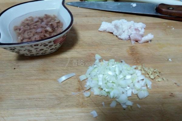 开洋葱油拌面的做法图解2