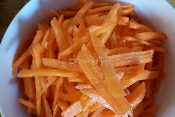 青椒胡萝卜炒肉丝的做法图解2
