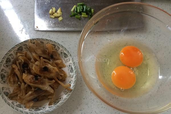 蛏子干鸡蛋汤的做法图解1