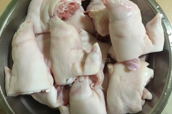 黄豆炖猪手的做法图解1