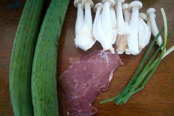 斗鸡菇丝瓜肉片汤的做法图解1