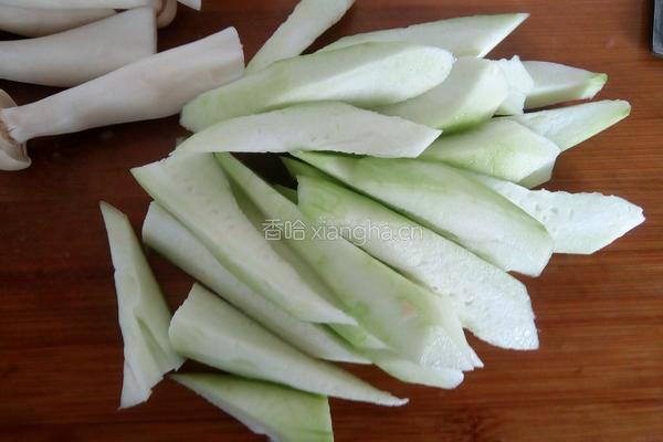 斗鸡菇丝瓜肉片汤的做法图解4