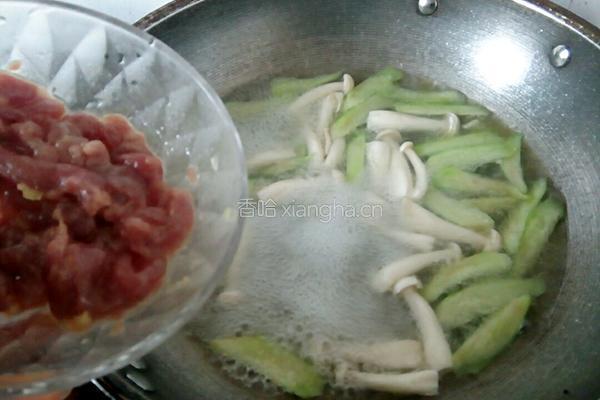 斗鸡菇丝瓜肉片汤的做法图解8