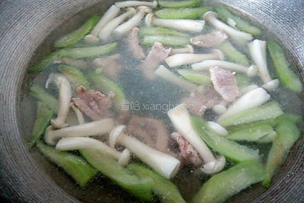 斗鸡菇丝瓜肉片汤的做法图解9