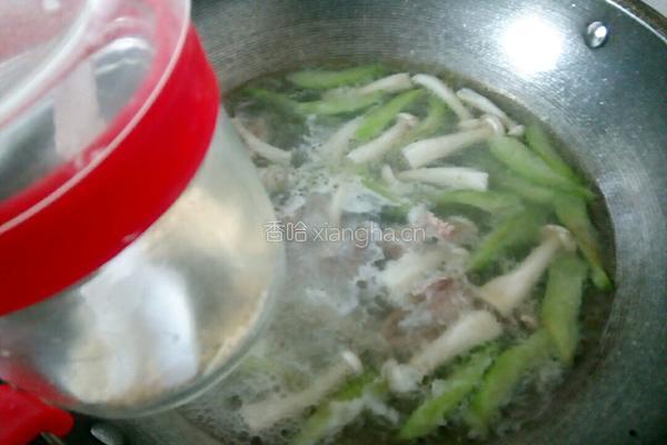 斗鸡菇丝瓜肉片汤的做法图解10