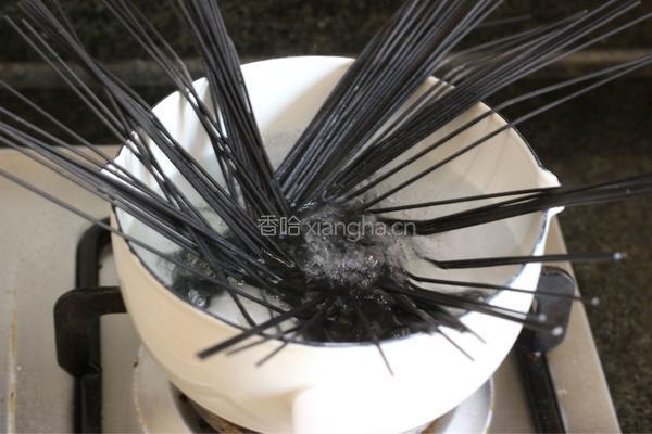 墨鱼意面的做法图解3