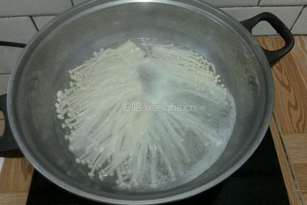 金针菇氽肥牛的做法图解4