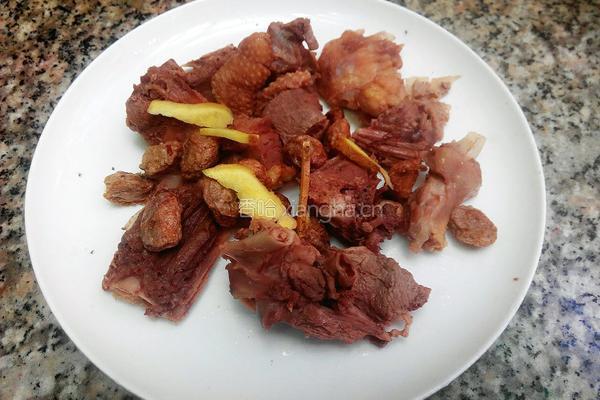 酸梅鸭的做法图解2