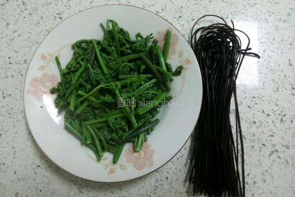 珍选捞汁蕨菜的做法图解1
