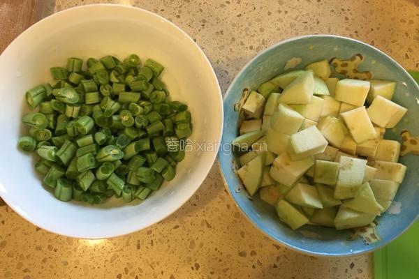 茄子豆角面的做法图解1