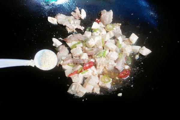 五花肉烧豆腐的做法图解5