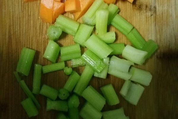 芹菜花生的做法图解3