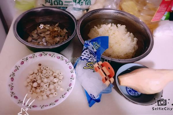 红薯银耳莲子百合汤的做法图解1