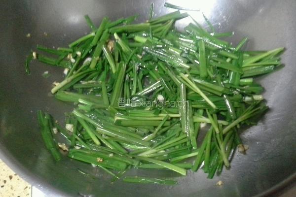 韭菜炒墨鱼仔的做法图解5
