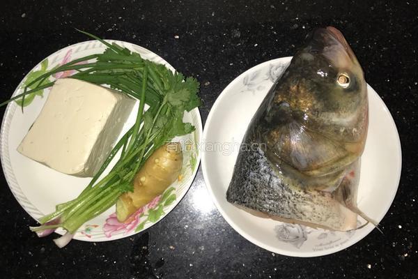 鲢鱼炖豆腐的做法图解1