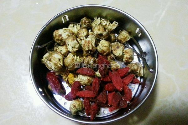 雪菊枸杞茶的做法图解1