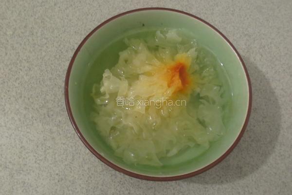 银耳莲子粥的做法图解1