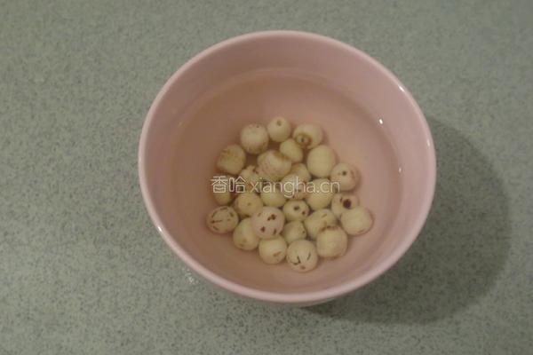 银耳莲子粥的做法图解3