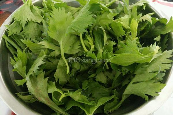 芹菜叶咸菜的做法图解1