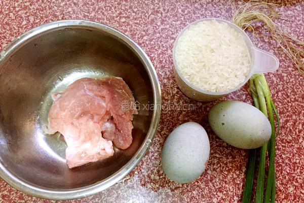 皮蛋瘦肉粥的做法图解1