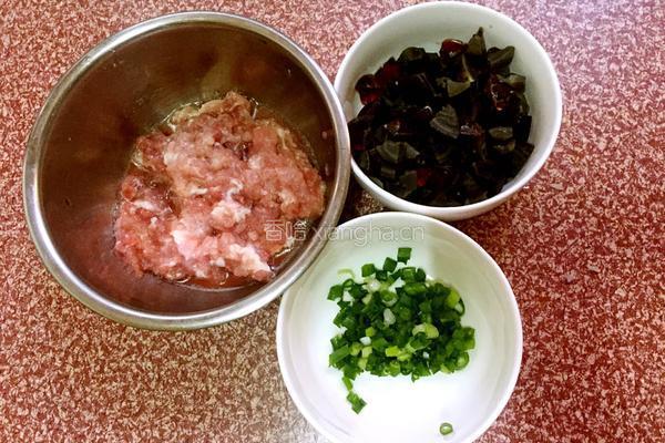 皮蛋瘦肉粥的做法图解2
