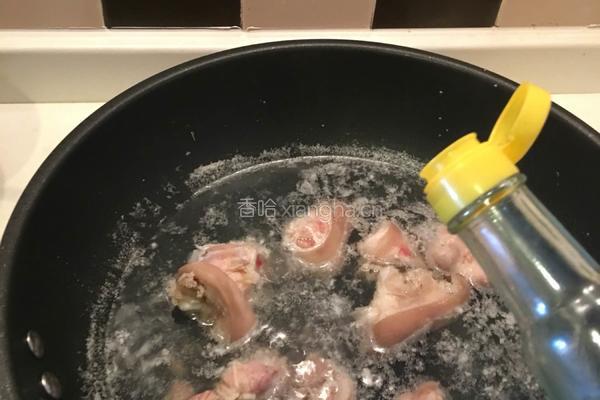 黄豆炖猪脚汤的做法图解2