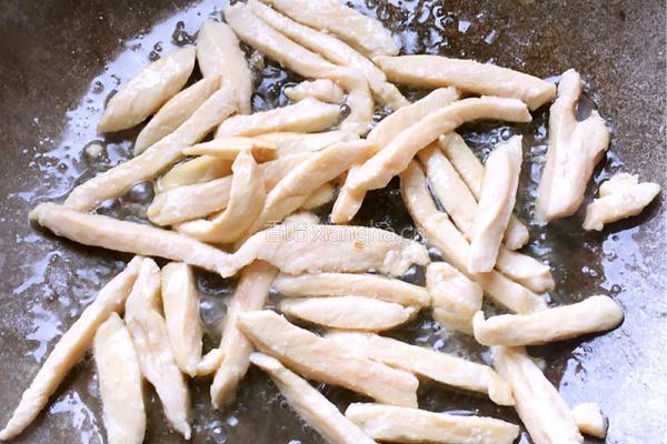 洋葱炒鸡胸肉的做法图解3