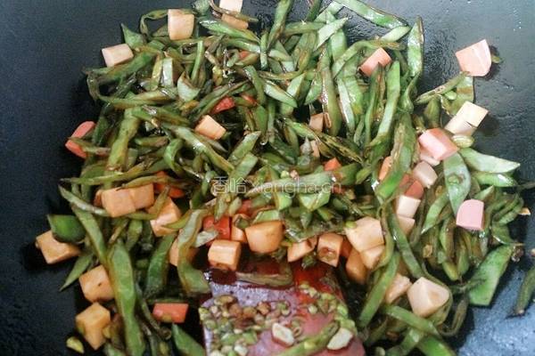 扁豆炒火腿的做法图解8