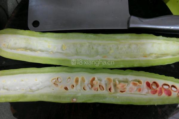 腊肠炒苦瓜的做法图解1