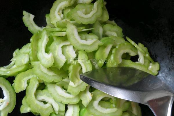 腊肠炒苦瓜的做法图解6