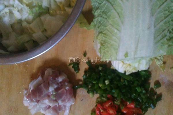 白菜炒肉丝的做法图解1