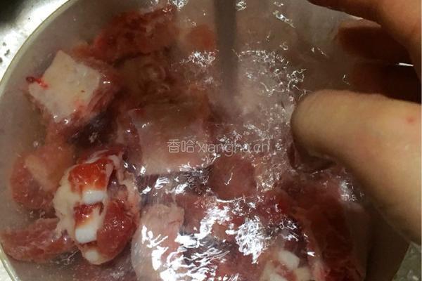 酸甜菠萝排骨的做法图解2