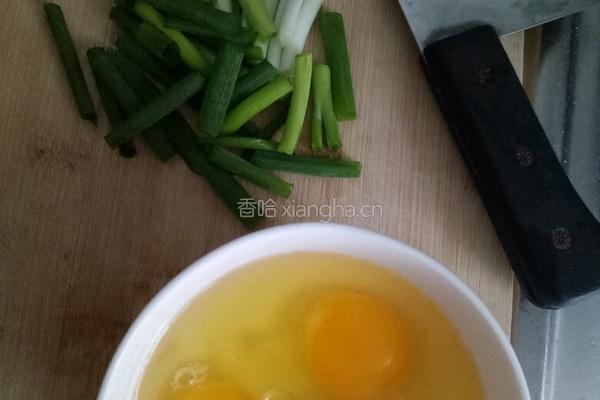 葱炒鸡蛋的做法图解1