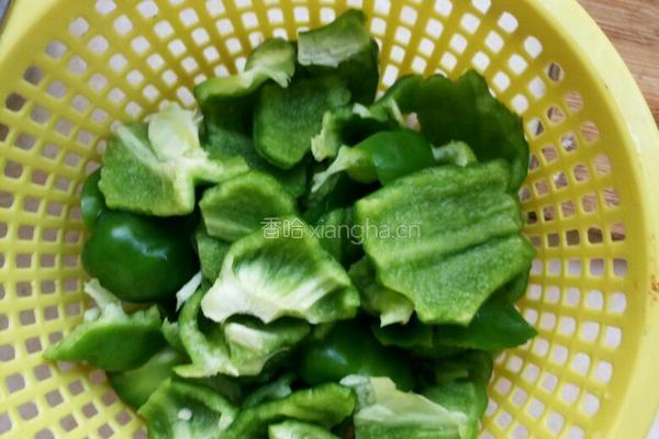 菜椒炒火腿的做法图解1