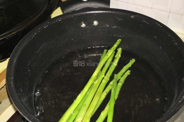 培根鸡肉芦笋卷的做法图解3