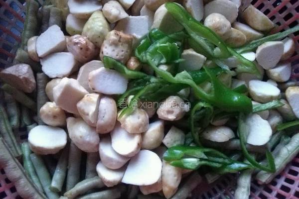 豆角烧玉芋头的做法图解1