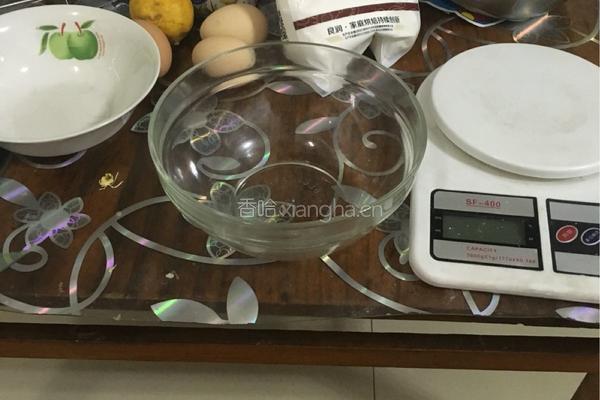 戚风三层草莓夹心蛋糕的做法图解1