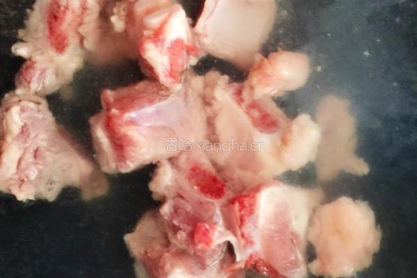 酸菜苦瓜炖排骨的做法图解4
