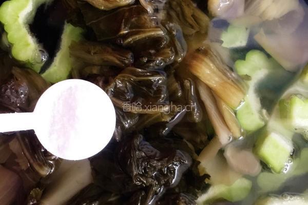 酸菜苦瓜炖排骨的做法图解6