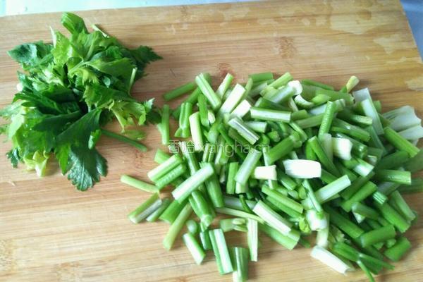 芹菜炒腐竹的做法图解2