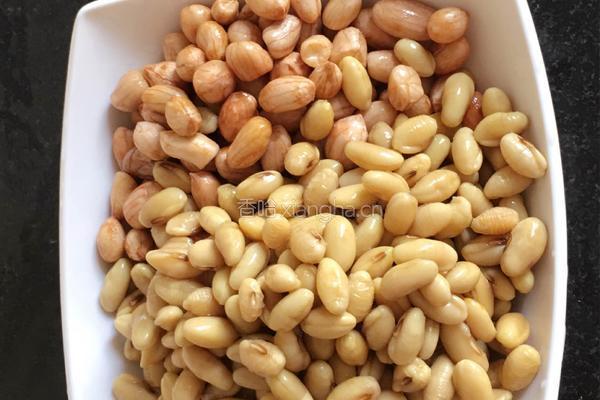 花生黄豆猪脚汤的做法图解3