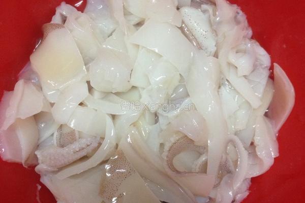 韭菜花炒鱿鱼的做法图解2